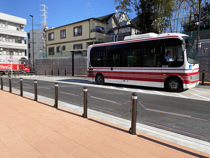 三鷹台駅前広場